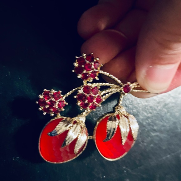 Sarah Coventry Frosted Glass “Festival Strawberry” Set - Picture 2 of 5